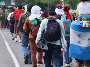 Imagen de Caravana de unos 300 migrantes centroamericanos ingresa a México desde Guatemala