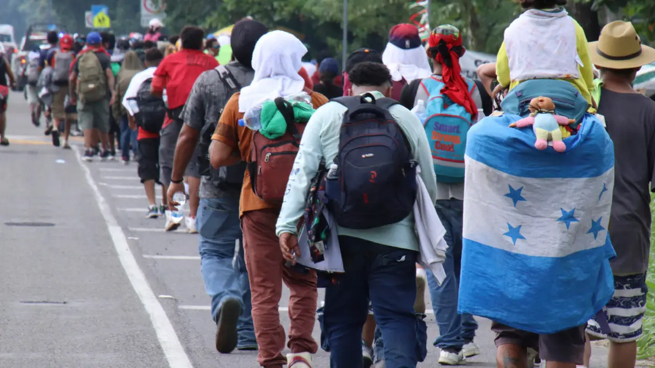 Caravana de unos 300 migrantes centroamericanos ingresa a México desde Guatemala Imagen principal de Caravana de unos 300 migrantes centroamericanos ingresa a México desde Guatemala