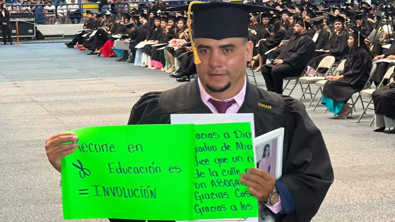 Imagen de 'Gracias a Dios': hondureño vivía en situación de calle y logra graduarse de abogado