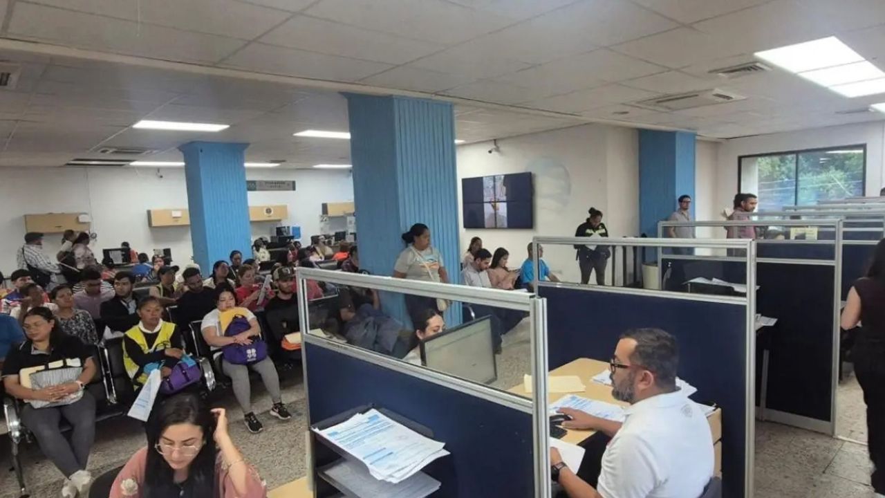 Este sector público aplica nuevos horarios y teletrabajo por impacto de combustibles Imagen principal de Este sector público aplica nuevos horarios y teletrabajo por impacto de combustibles