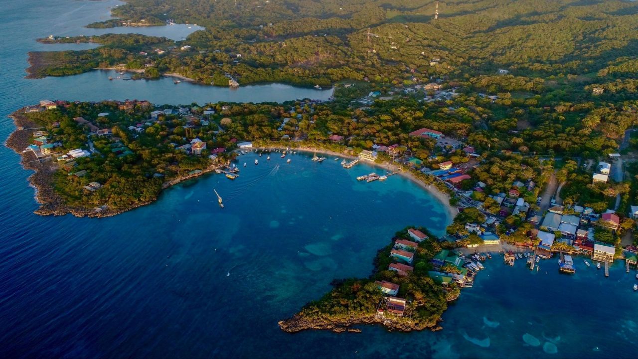 Imagen de ¿Busca empleo? Anuncian 30 vacantes en gran feria de empleo en Roatán: estas son