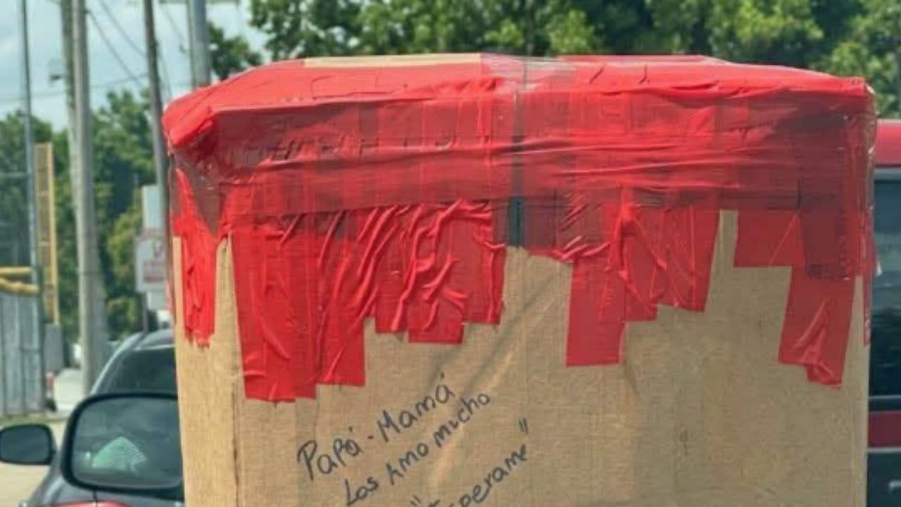 'Los amo mucho': Hijo conmueve a sus padres con mensaje a través de una encomienda Imagen principal de 'Los amo mucho': Hijo conmueve a sus padres con mensaje a través de una encomienda