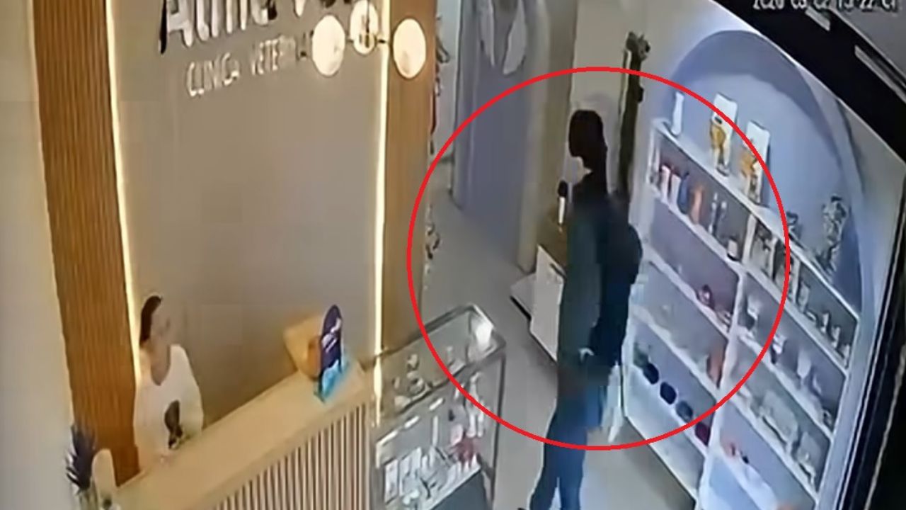 Video: Revelan la razón por la que cliente atacó a golpes a doctora en una veterinaria Imagen principal de Video: Revelan la razón por la que cliente atacó a golpes a doctora en una veterinaria