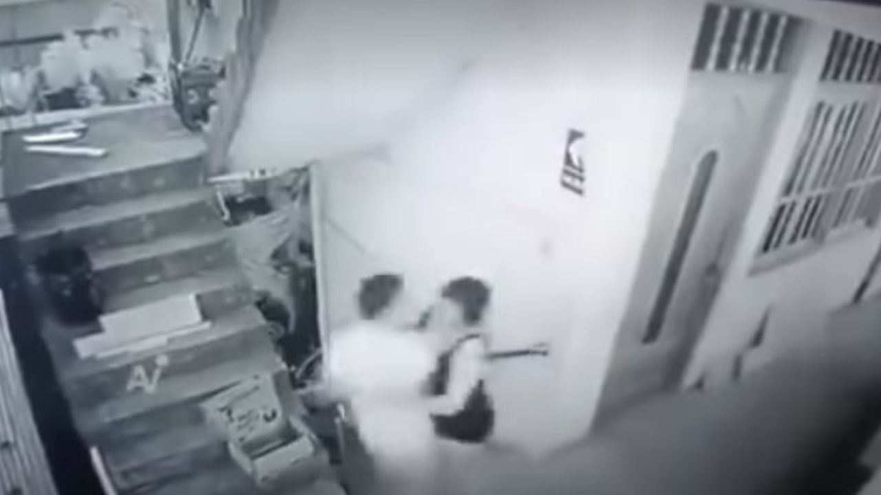 Video: Mujer muere al evitar que su esposo le revisara el celular Imagen principal de Video: Mujer muere al evitar que su esposo le revisara el celular