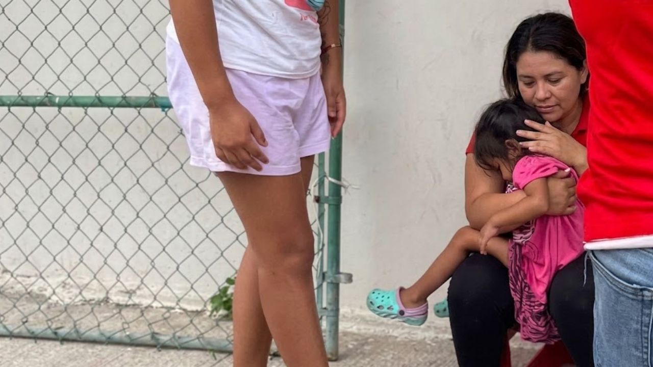 VIDEO: Indignación por niña llorando junto a su madre dormida tras salir de fiesta Imagen principal de VIDEO: Indignación por niña llorando junto a su madre dormida tras salir de fiesta
