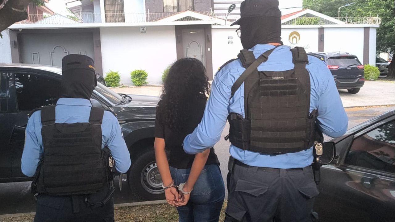 Con pistola de juguete y en nombre del Cartel del Diablo: así operaba "La Morena" Imagen principal de Con pistola de juguete y en nombre del Cartel del Diablo: así operaba "La Morena"