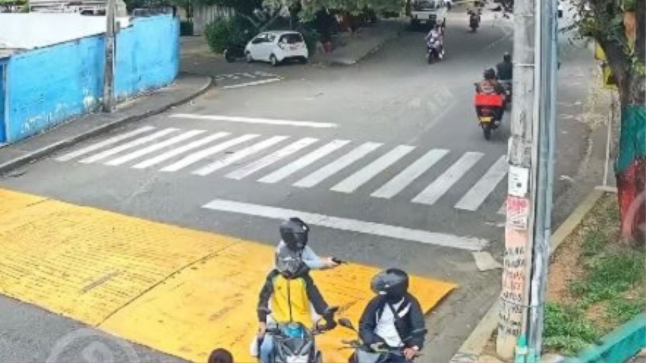 Video capta a dos sujetos en moto cuando ultiman a joven estacionado en la calle Imagen principal de Video capta a dos sujetos en moto cuando ultiman a joven estacionado en la calle