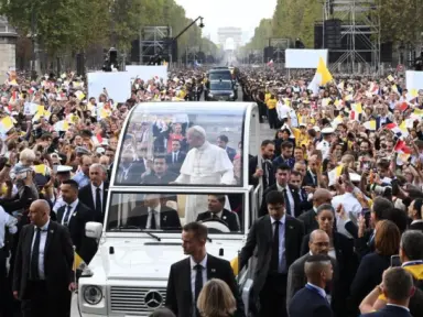 Imagen de León XIV es aclamado por 700.000 personas durante misa en París