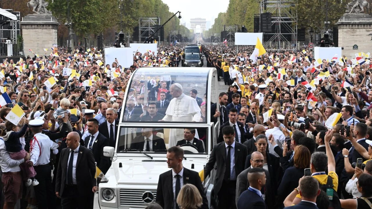 León XIV es aclamado por 700.000 personas durante misa en París Imagen principal de León XIV es aclamado por 700.000 personas durante misa en París