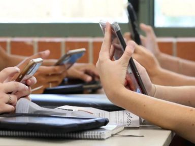 Imagen de México pone freno a los celulares en las escuelas y colegios al restringir su uso