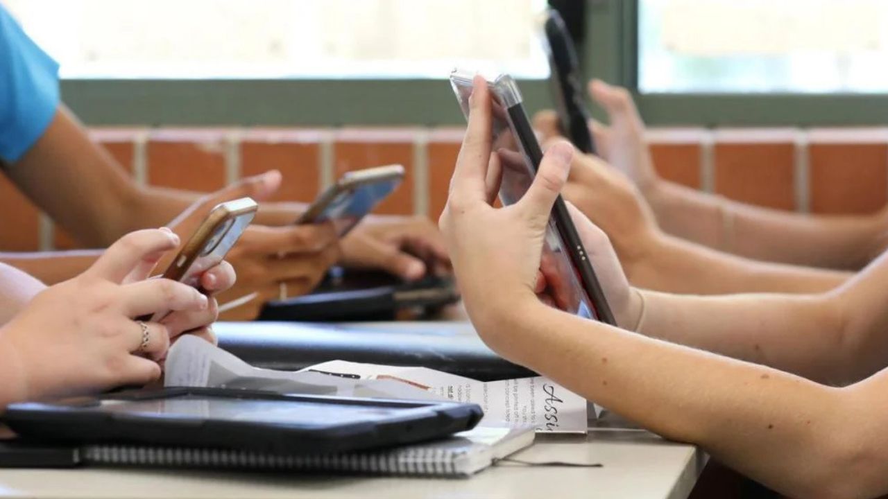 México pone freno a los celulares en las escuelas y colegios al restringir su uso Imagen principal de México pone freno a los celulares en las escuelas y colegios al restringir su uso
