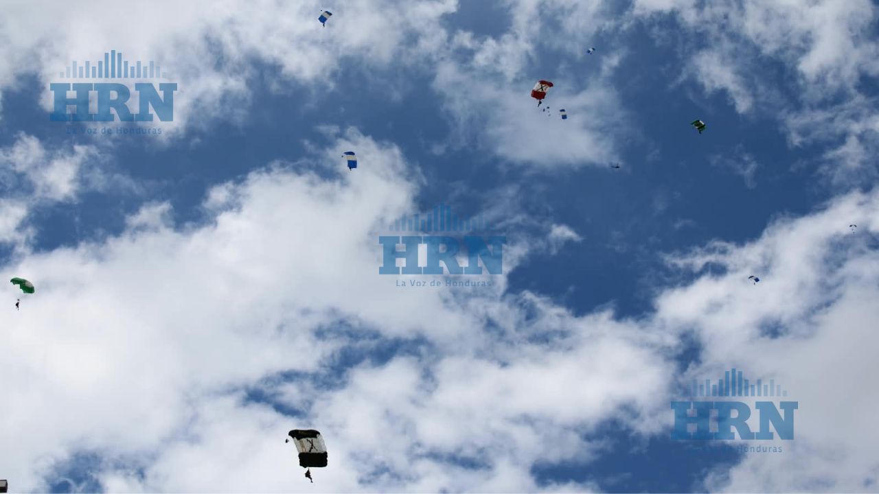El cielo se llenará de color: estos son los horarios del salto de paracaidistas en la capital Imagen principal de El cielo se llenará de color: estos son los horarios del salto de paracaidistas en la capital