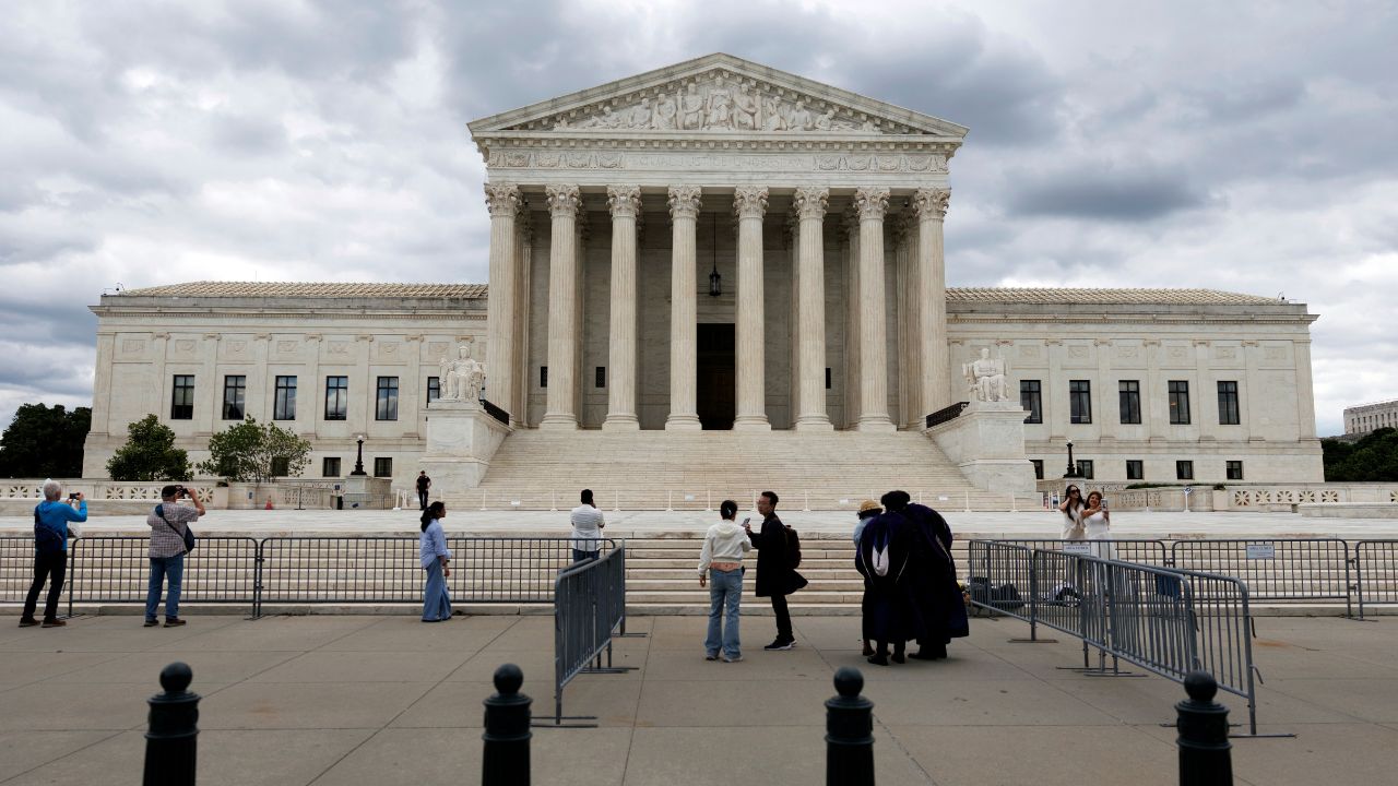 Supremo de EE. UU. permite a Trump reactivar las deportaciones a terceros países Imagen principal de Supremo de EE. UU. permite a Trump reactivar las deportaciones a terceros países