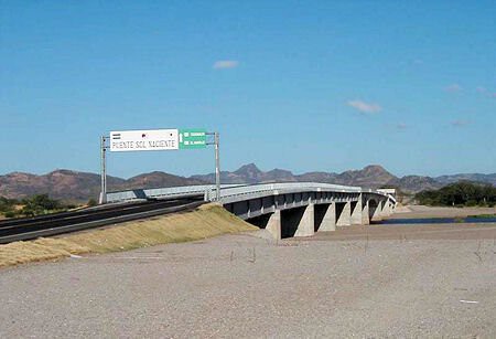 Puente Sol Naciente, ya reconstruidos sus extremos.