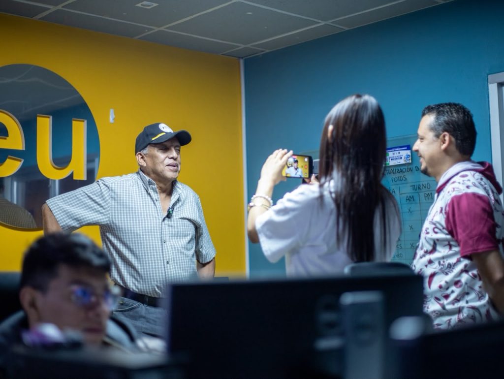 Esteban Dagoberto 'El tigre' Luján, durante su visita a la sala de redacción de HRN y tunota.com.