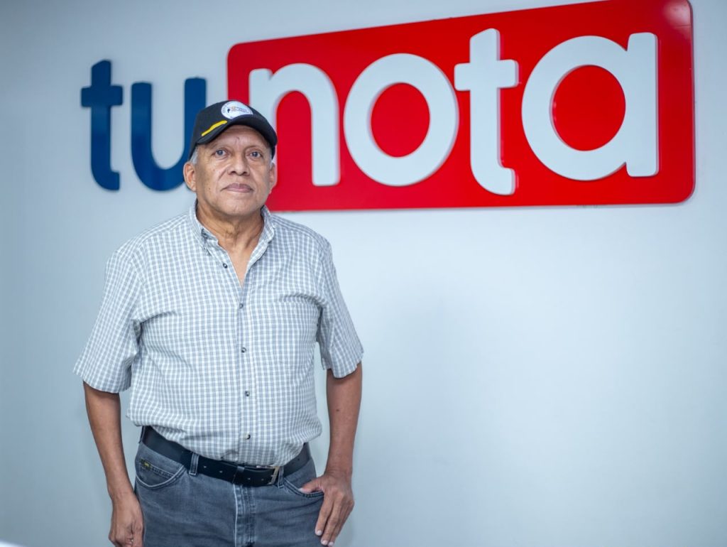 Esteban Dagoberto 'El tigre' Luján, durante su visita a la sala de redacción de HRN y tunota.com.