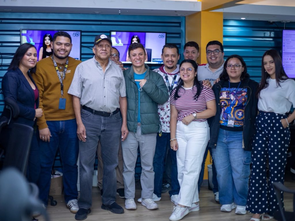 La sala de redacción de HRN y tunota.com. recibió con gran alegría la visita de Dagoberto Luján.
