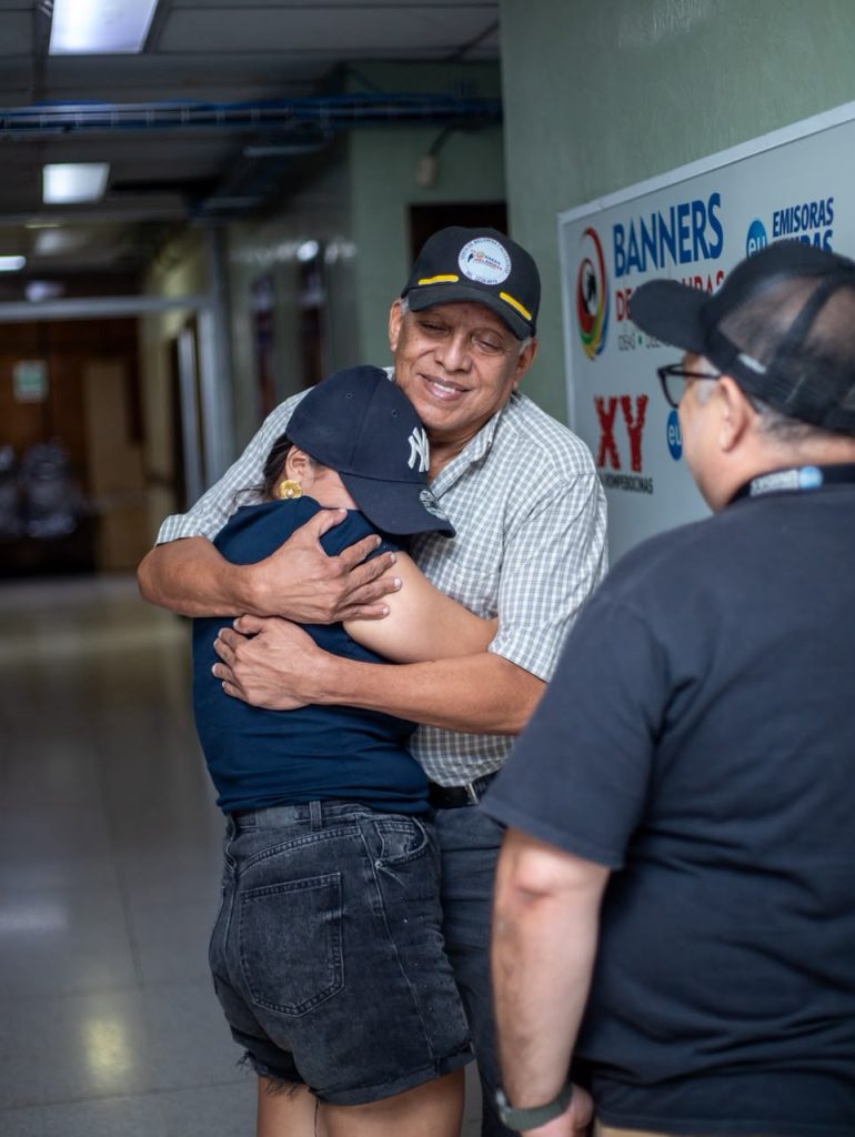 Compañeros de Emisoras Unidas expresaron su cariño a don Dagoberto Luján durante su visita.