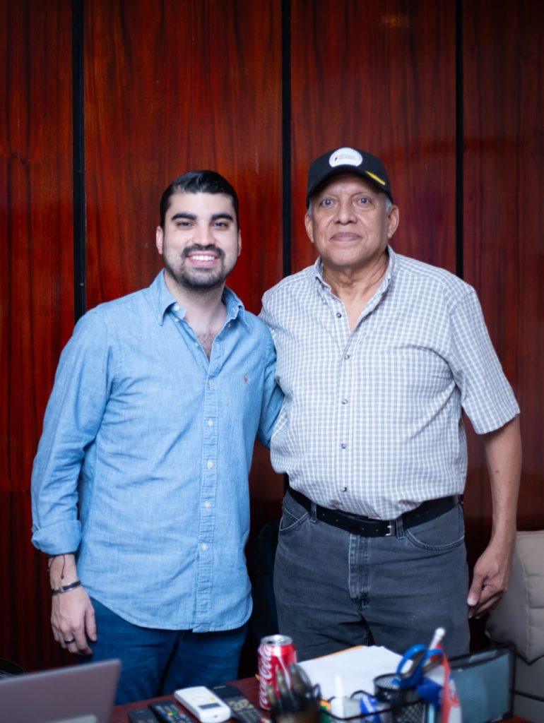 Don Dagoberto Luján junto al licenciado José Andrés Villeda, director Comercial y de Mercadeo de Emisoras Unidas.