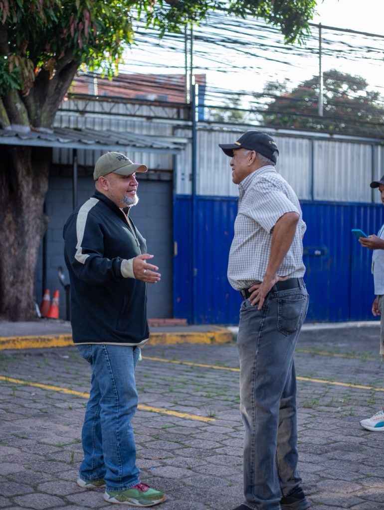 Don Dagoberto Luján junto a René Torres, director de Rock'n Pop.
