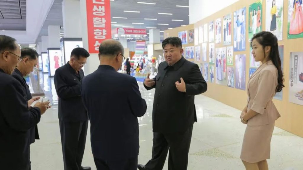 La foto de Kim Jong-un en Pyongyang, la cual se difundió tras hacerse viral que el dictador de Corea del Norte supuestamente murió hoy 2026, aunque no es verdad que falleció porque está vivo