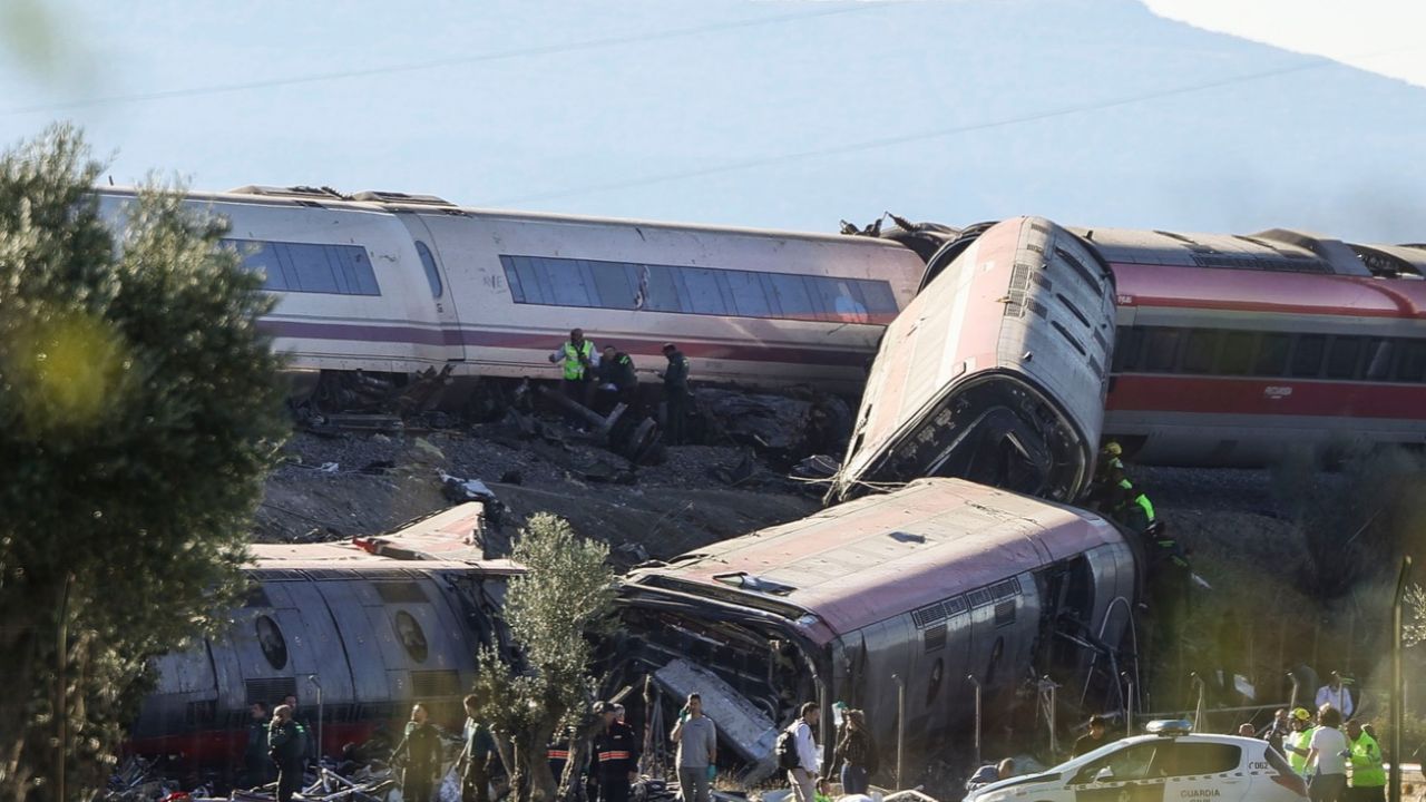 'Con marcha normal': salen a la luz audios antes de choque de trenes en España Imagen principal de 'Con marcha normal': salen a la luz audios antes de choque de trenes en España