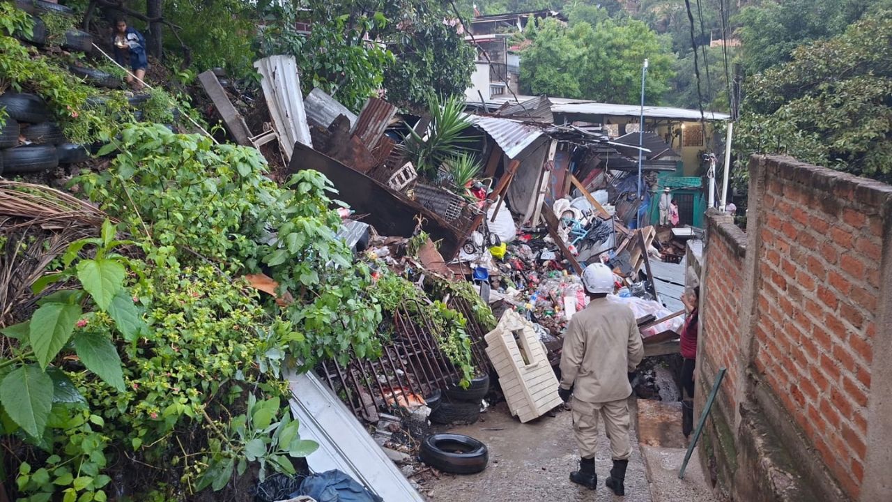 Tres personas fueron rescatadas tras colapso de 13 casas en La Laguna, en Comayagüela Imagen principal de Tres personas fueron rescatadas tras colapso de 13 casas en La Laguna, en Comayagüela