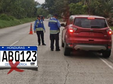 Imagen de ¿Pueden decomisar su carro por no portar las nuevas placas metálicas? DNVT aclara