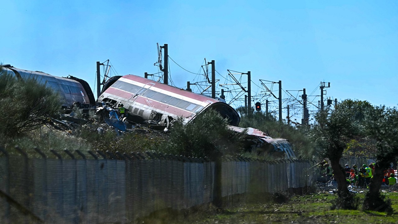 Al menos treinta muertos tras choque de trenes en España Imagen principal de Al menos treinta muertos tras choque de trenes en España