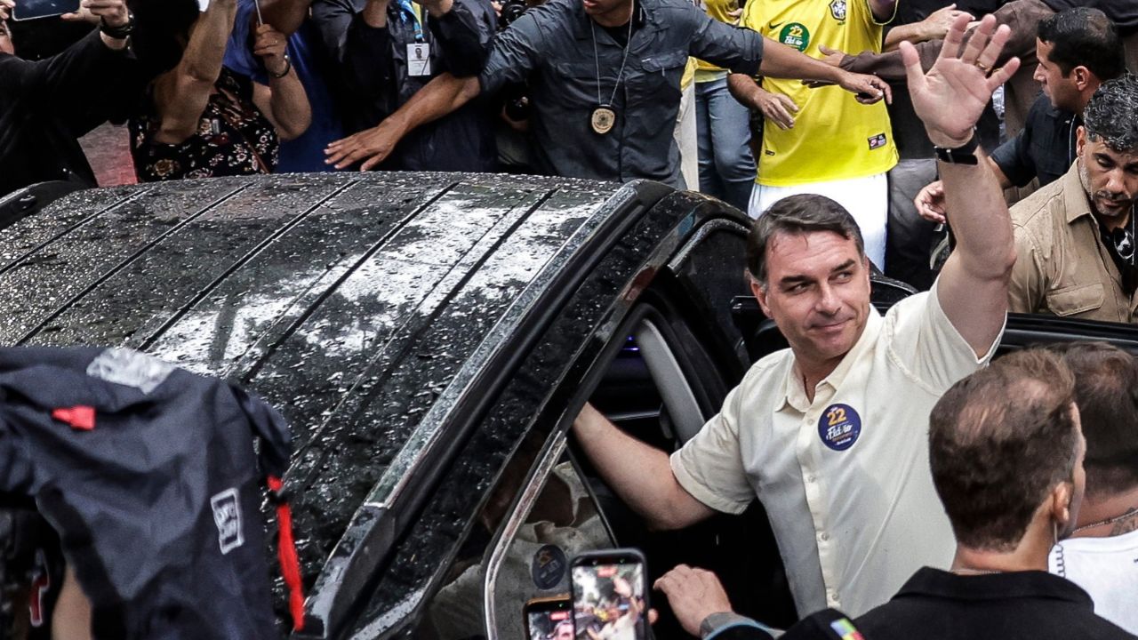 Estados Unidos anuncia que acogerá a Flávio Bolsonaro y a su familia Imagen principal de Estados Unidos anuncia que acogerá a Flávio Bolsonaro y a su familia