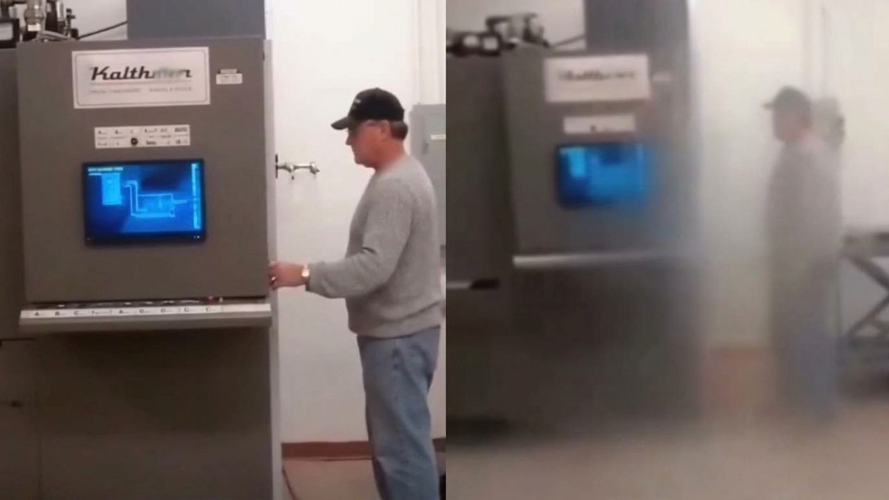 ¿Un fantasma en el crematorio? Inquietante silueta aparece durante una incineración Imagen principal de ¿Un fantasma en el crematorio? Inquietante silueta aparece durante una incineración