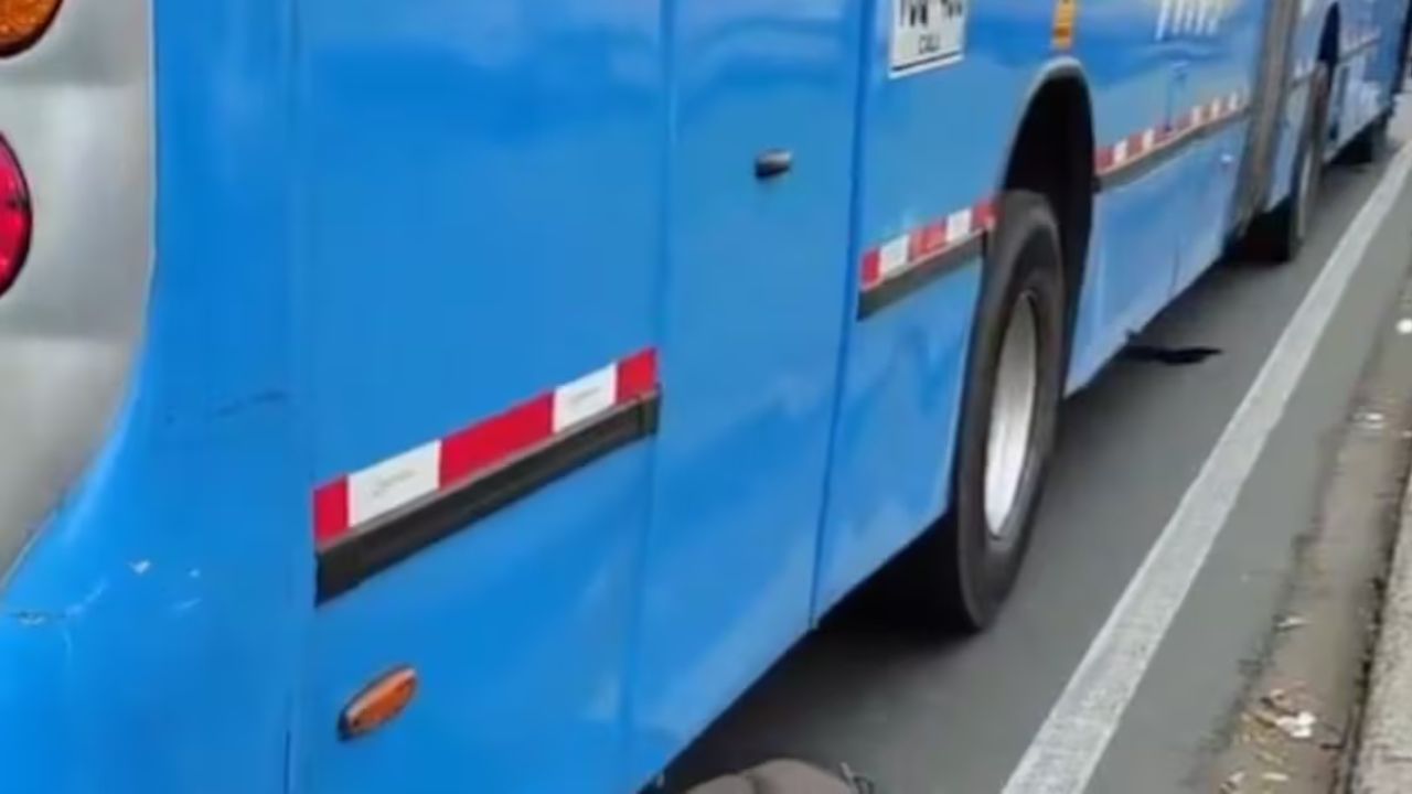 Vídeo | ¡Qué susto! Hombre fue hallado debajo de un bus por insólita razón Imagen principal de Vídeo | ¡Qué susto! Hombre fue hallado debajo de un bus por insólita razón