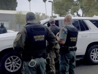 Imagen de ICE estableció límites sobre qué agentes pueden detener vehículos
