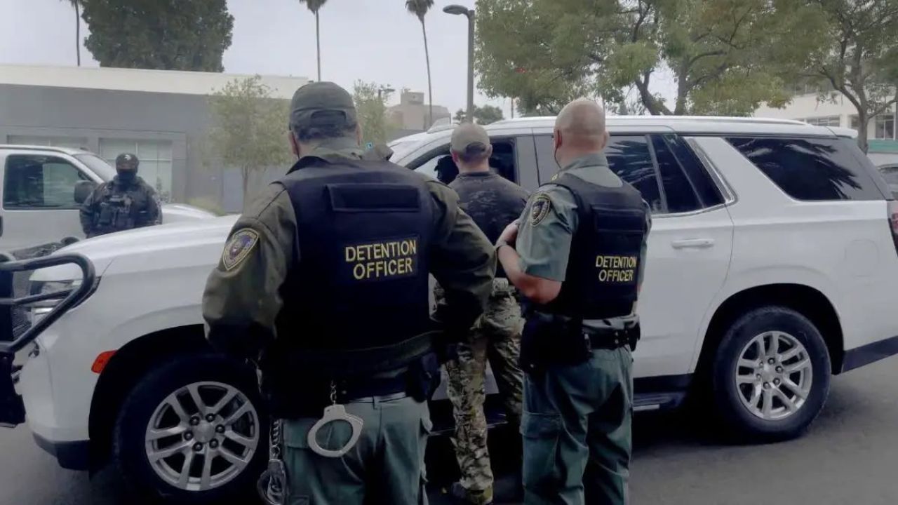 Imagen de ICE estableció límites sobre qué agentes pueden detener vehículos