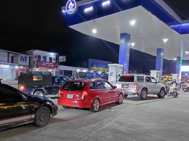 Imagen de Guatemala suspende por tres meses los impuestos a los combustibles para reducir su precio