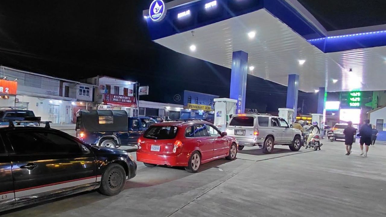 Guatemala suspende por tres meses los impuestos a los combustibles para reducir su precio Imagen principal de Guatemala suspende por tres meses los impuestos a los combustibles para reducir su precio