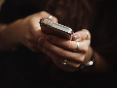 Imagen de Seducen con mensajes para invertir en plataforma: hondureño alerta sobre nueva estafa