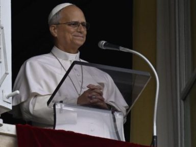Imagen de Papa León XIV reaparece tras su cirugía y dirige el Ángelus: “Gracias a todos por el apoyo”