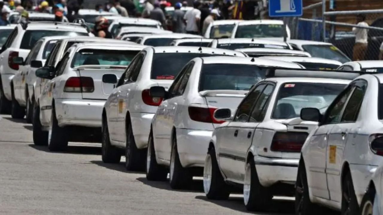 Descartan paro de taxistas tras reunión con el Gobierno: esto acordaron Imagen principal de Descartan paro de taxistas tras reunión con el Gobierno: esto acordaron