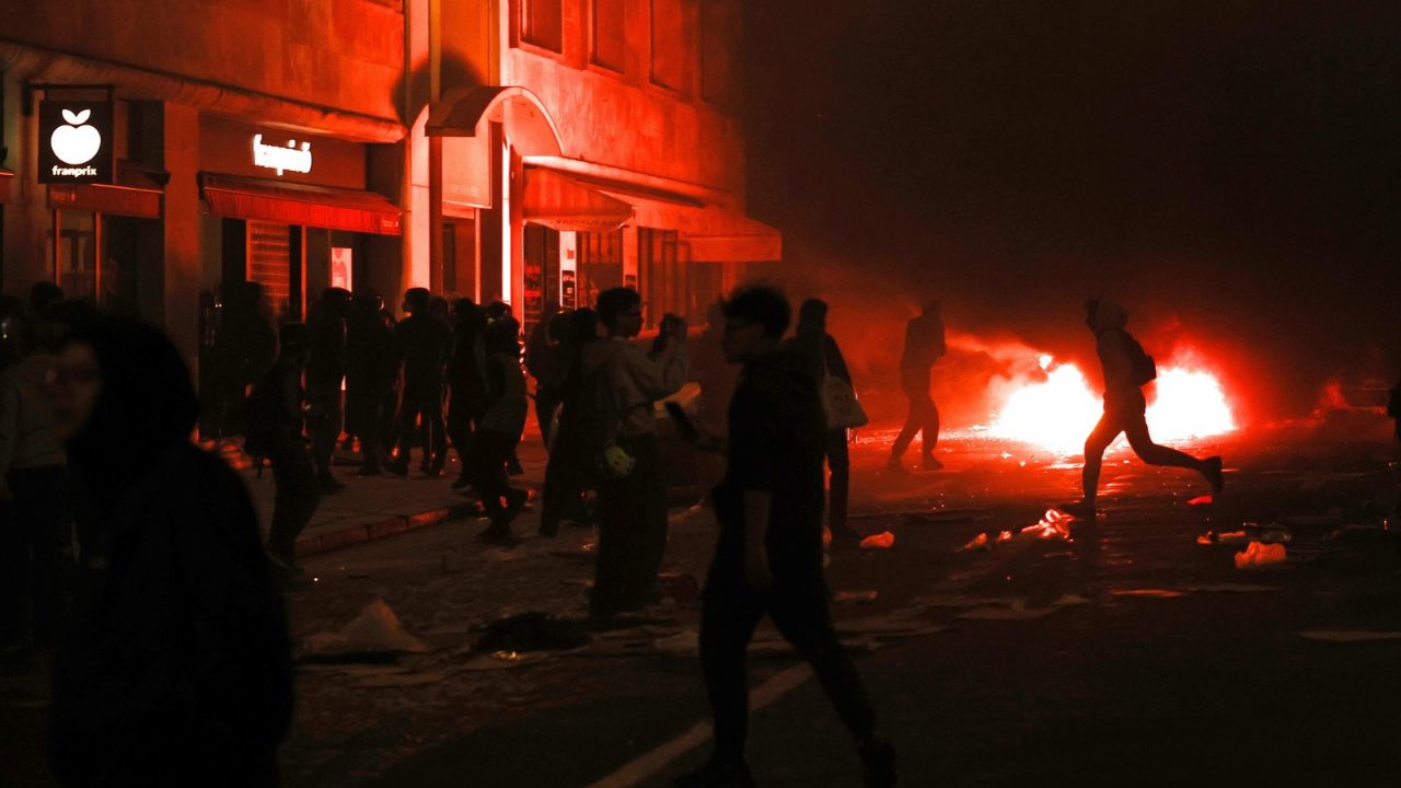 Al menos 1,200 detenidos y 150 policías heridos tras disturbios en protestas en Francia Imagen principal de Al menos 1,200 detenidos y 150 policías heridos tras disturbios en protestas en Francia