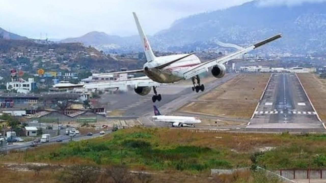 'Va a haber turbulencia': piloto muestra el desafiante aterrizaje en el Aeropuerto Toncontín Imagen principal de 'Va a haber turbulencia': piloto muestra el desafiante aterrizaje en el Aeropuerto Toncontín